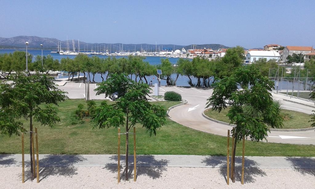 Basil Apartments And Rooms Бетина Екстериор снимка