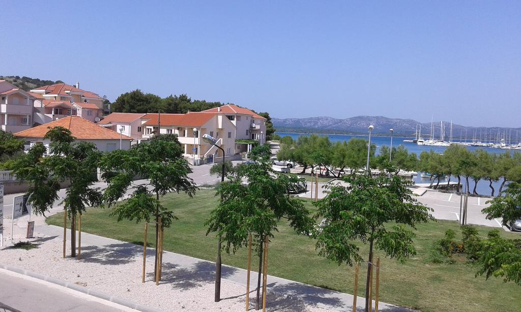Basil Apartments And Rooms Бетина Екстериор снимка