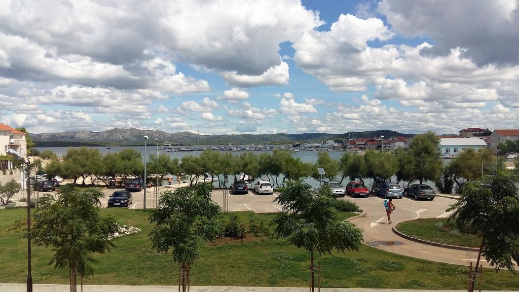 Basil Apartments And Rooms Бетина Екстериор снимка