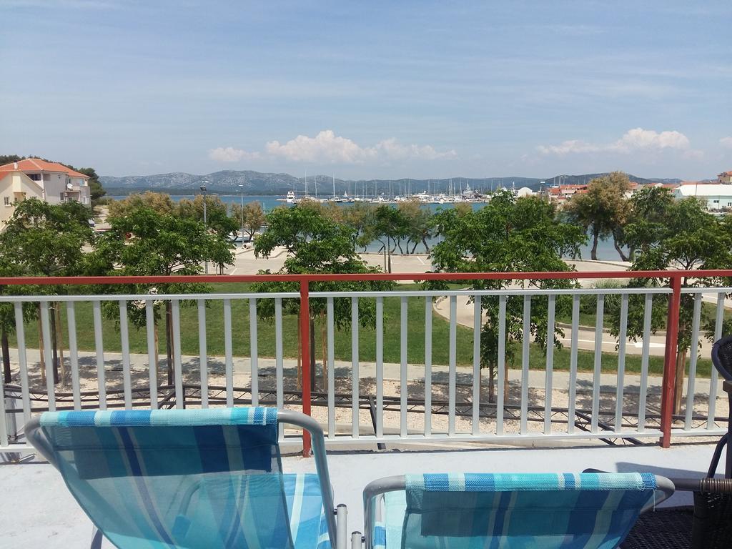 Basil Apartments And Rooms Бетина Екстериор снимка